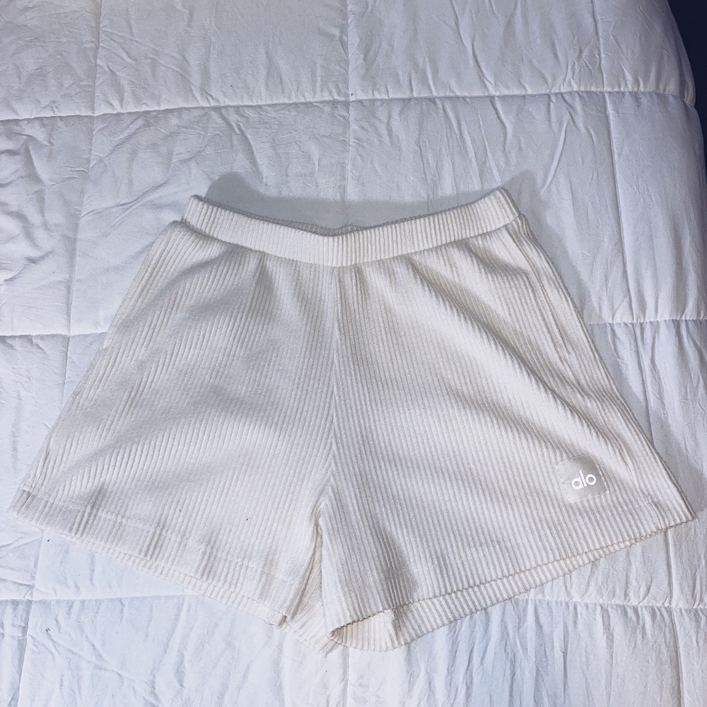 ALO Yoga Muse Short in Cream, Size small